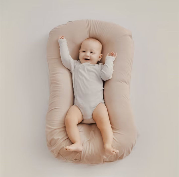 Rosa hypoallergenisk babypute. Ergonomisk hodestøtte sikrer trygg søvn og støtter utvikling for babyer.