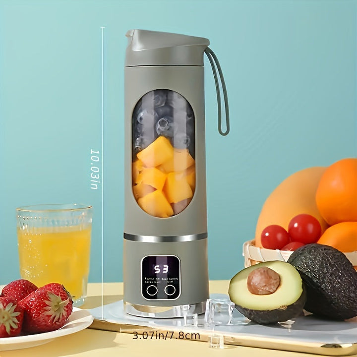 Nærbilde av bærbar blender med lokk og USB-ladeport, klar til å lage en deilig smoothie.