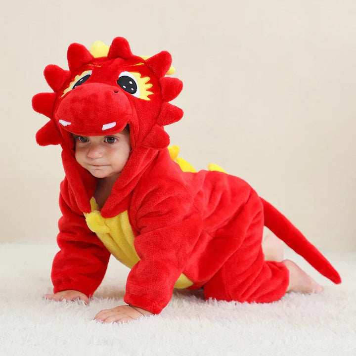 Full lengde bilde av en baby dyredrakt med hette. Ideell som sparkedrakt og vinterdrakt.
