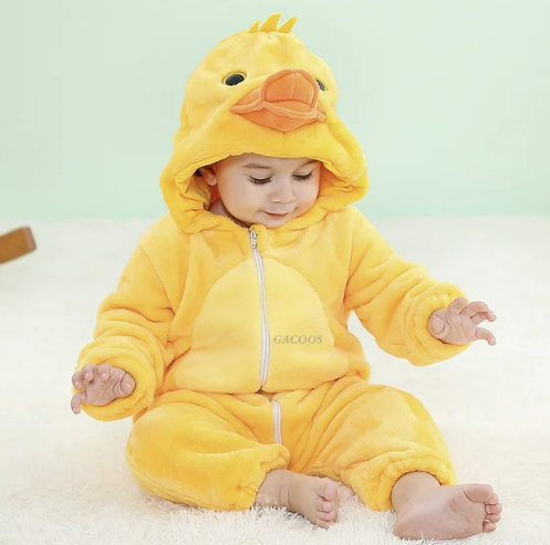 Nærbilde av mykt stoff på baby dyredrakt. Varm og behagelig kosedrakt for barn.