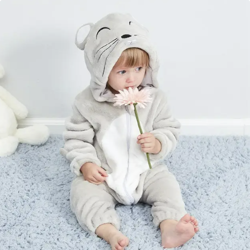 Søt babykostyme: panda dyredrakt med hette og ører, perfekt for lek og moro.