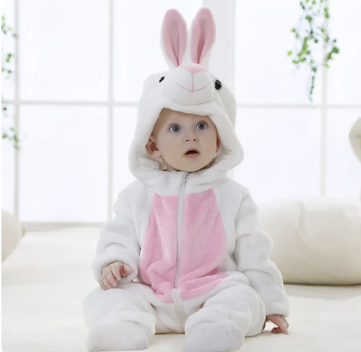 Kanin dyredrakt for baby: hvit sparkedrakt med rosa ører og mage, myk og varm.