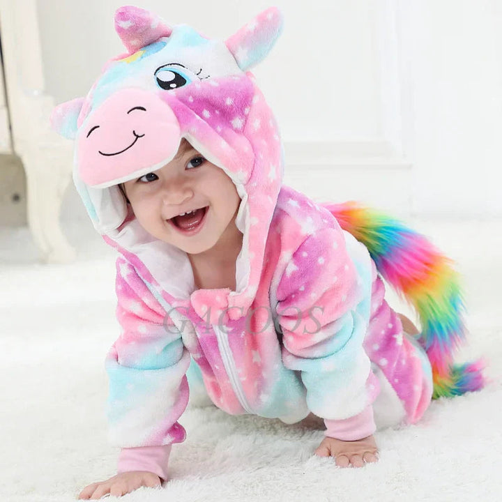 Utvalg av baby dyredrakter: panda, dinosaur og kanin. Myke og varme hettegensere for barn.