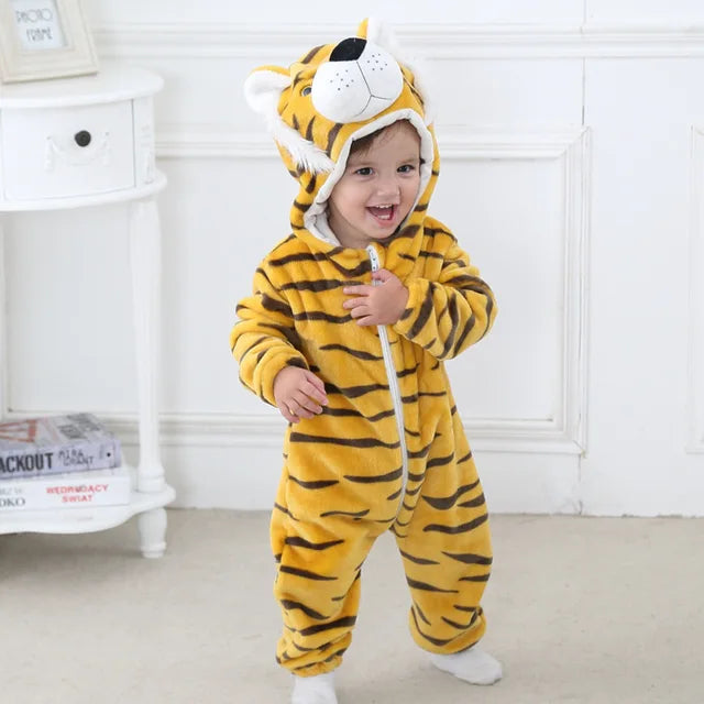 Hvit og svart panda dyredrakt for baby. Varm hettegenser og sparkedrakt for komfortable dager.