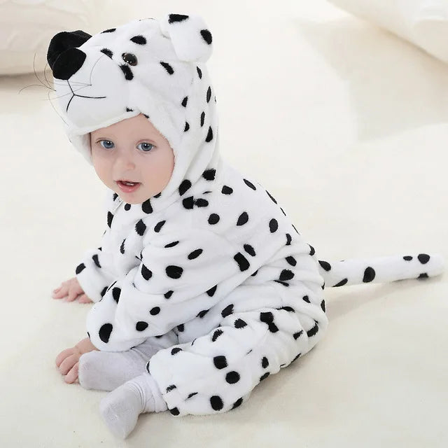 Detalj av hetten på varm baby dyredrakt. Mykt stoff, med dyreansikt og ører for barn.