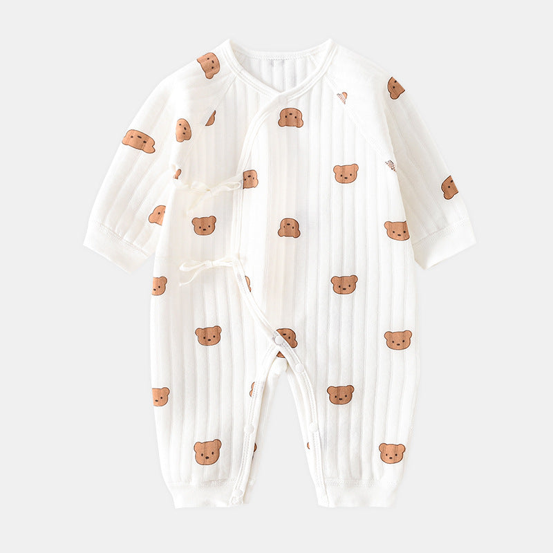En komfortabel og myk babyromper med søtt bjørnedesign. Perfekt for kalde dager om vinter, høst og vår.