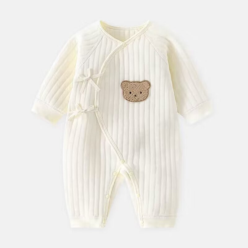 Nyfødtklær: Koselig babyromper med bjørnedesign. En varm og komfortabel babydress for smårollinger.
