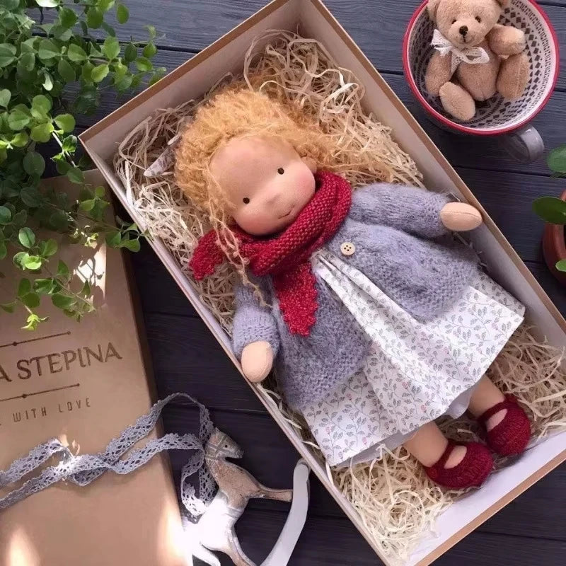 Trygg barnedukke, håndlaget av myk plysj for koselig og fantasifull lek.