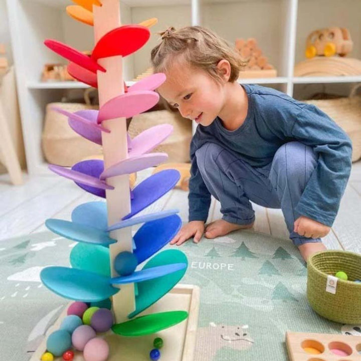Montessori inspirert regnbue klangtre i solid tre, barneleke for finmotorikk og sensorisk stimulering.