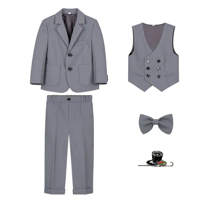 Guttesmoking sett med blazer og slips, ideelt for formelle anledninger, bryllup og fest.
