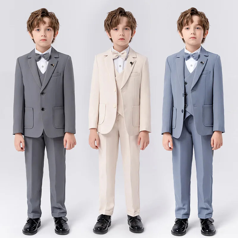 Elegant barnesmoking sett med blazer og slips, perfekt antrekk for gutter til bryllup og konfirmasjon.