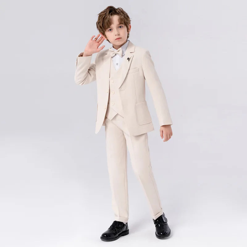 Formelt gutteantrekk: komplett smoking sett med blazer, bukse og matchende slips for spesielle anledninger.