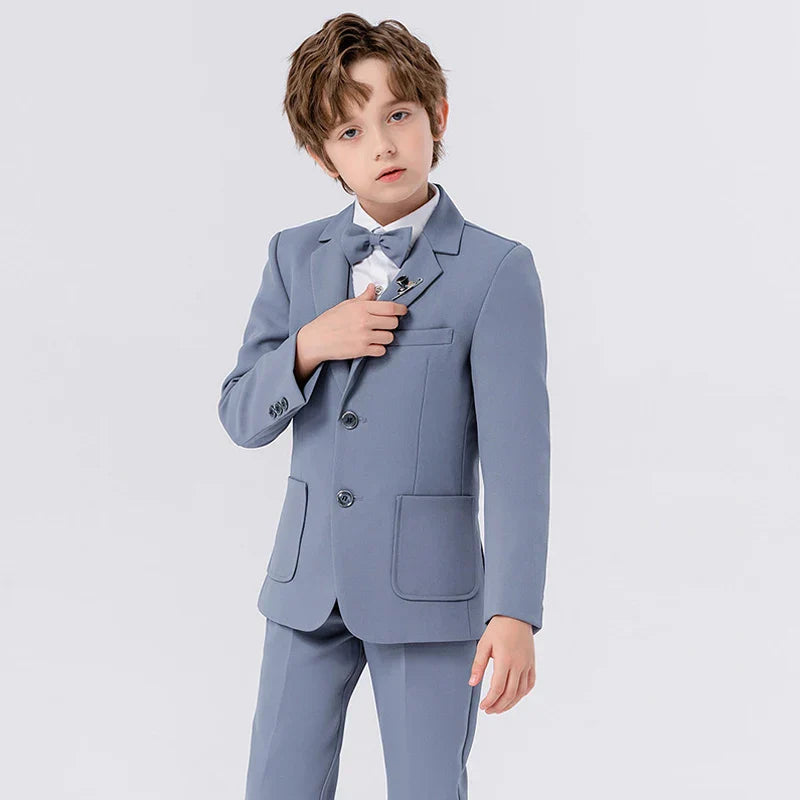 Stilig guttesmoking med svart blazer og slips, perfekt for en elegant look på fest og høytidelige eventer.