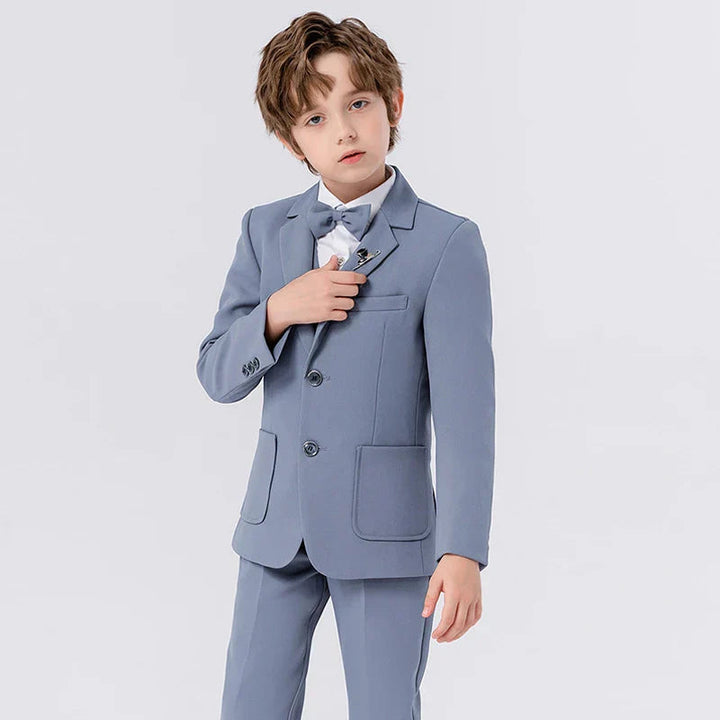 Stilig guttesmoking med svart blazer og slips, perfekt for en elegant look på fest og høytidelige eventer.