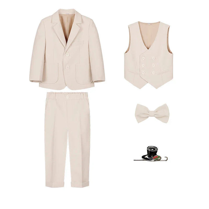 Høytidelig gutteantrekk: elegant blazer og slips sett for barn, ideelt til konfirmasjon og spesielle feiringer.