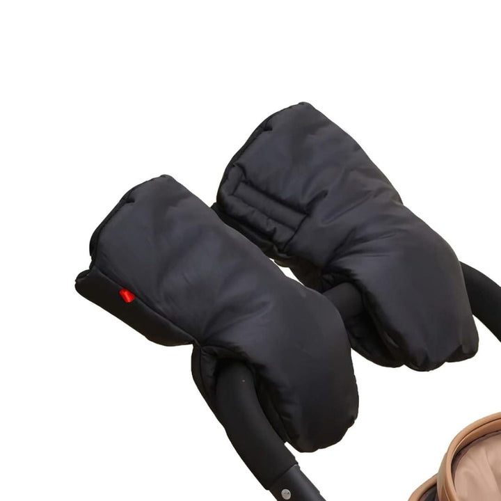 Varme, vindtette og vanntette barnevognsvotter i svart fleece. Perfekt for vinterens trilleturer.