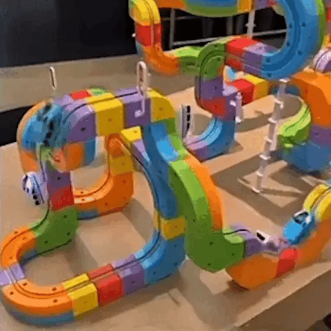 Nærbilde av oppladbart lokomotiv i 3D jernbanesett for barn. Pedagogisk togsett for lek og læring.