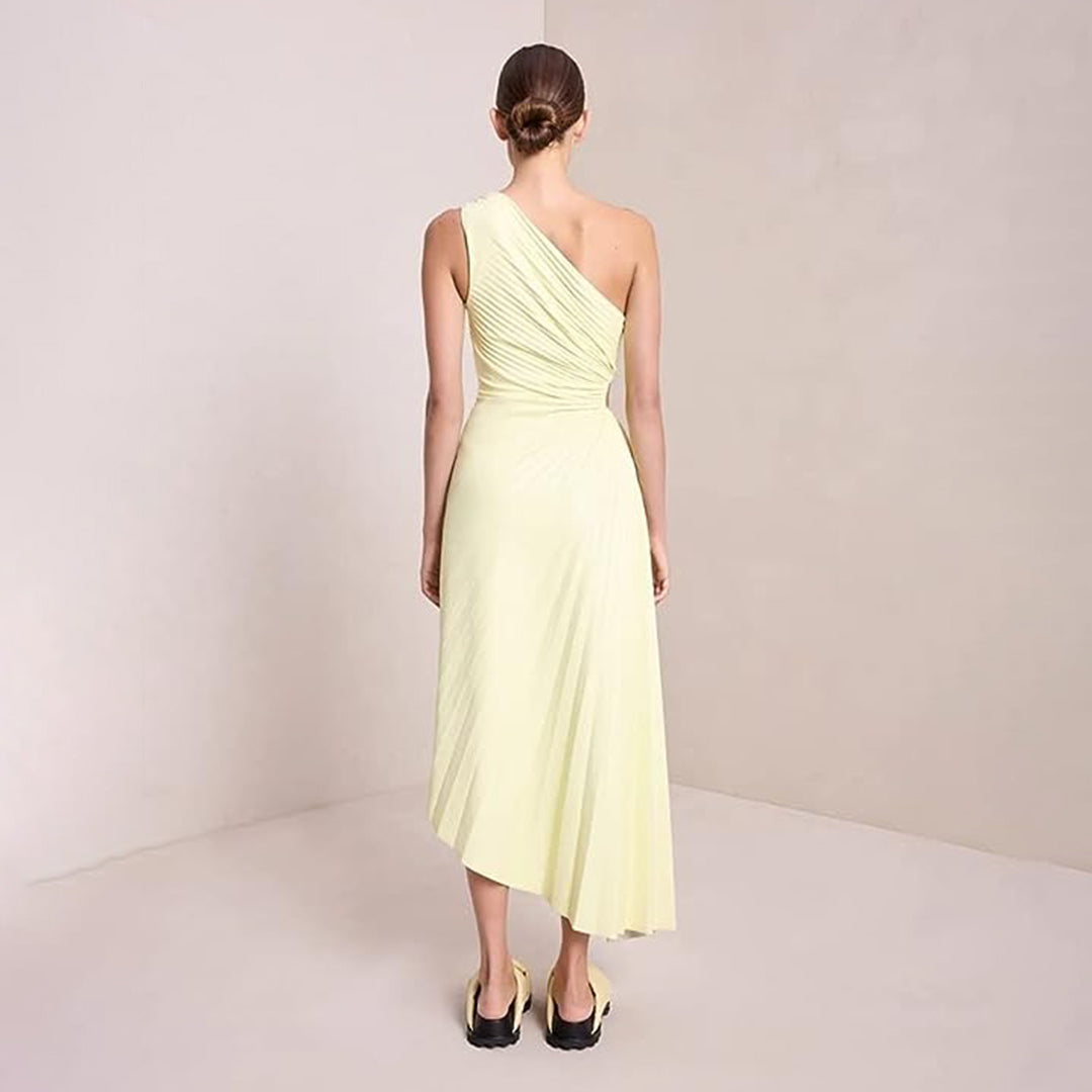 Elegant plissert damekjole med tidløs stil, perfekt for fest og hverdag.