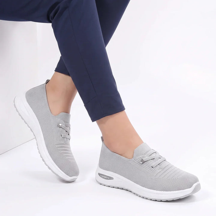 Stilige slip-on sneakers for damer, med bred tåboks og optimal komfort. Ideelle fritids- og hverdagssko.