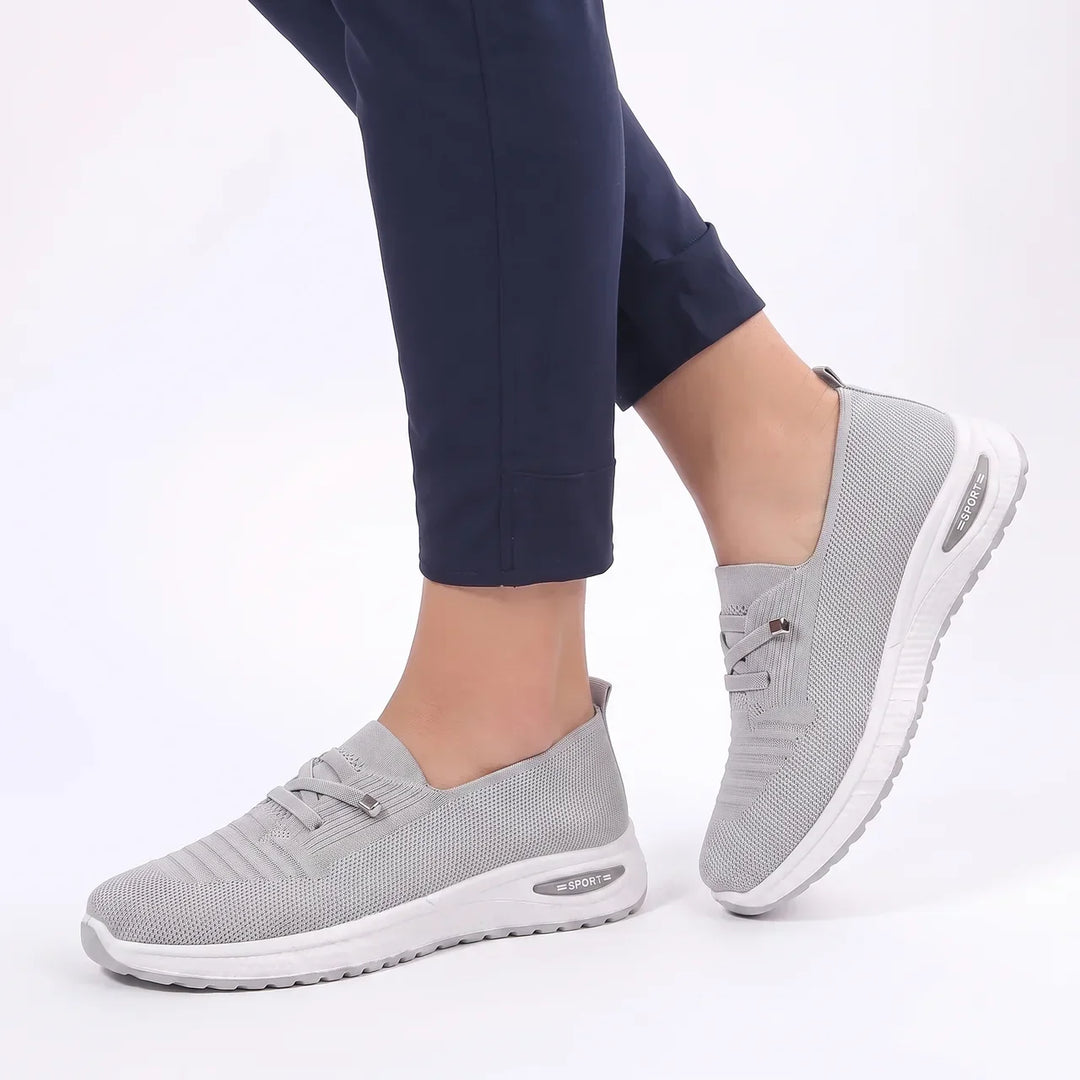 Komfortable damesko, slip-on sneakers med bred tåboks. Perfekt som reise- og gåsko, fotvennlig.