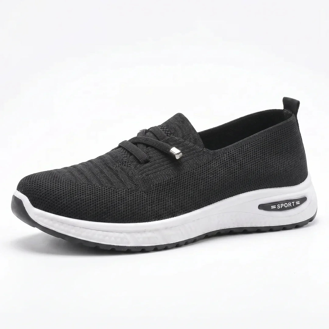 Fotvennlige damesko: Slip-on sneakers med bred tåboks for lange gåturer. Optimal komfort for hverdagsbruk.