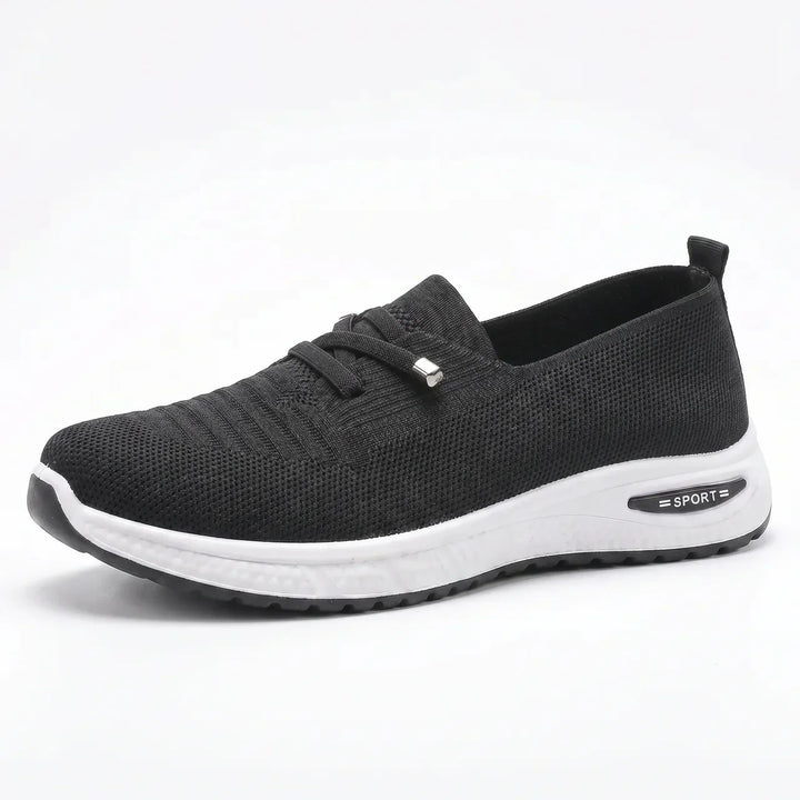 Fotvennlige damesko: Slip-on sneakers med bred tåboks for lange gåturer. Optimal komfort for hverdagsbruk.
