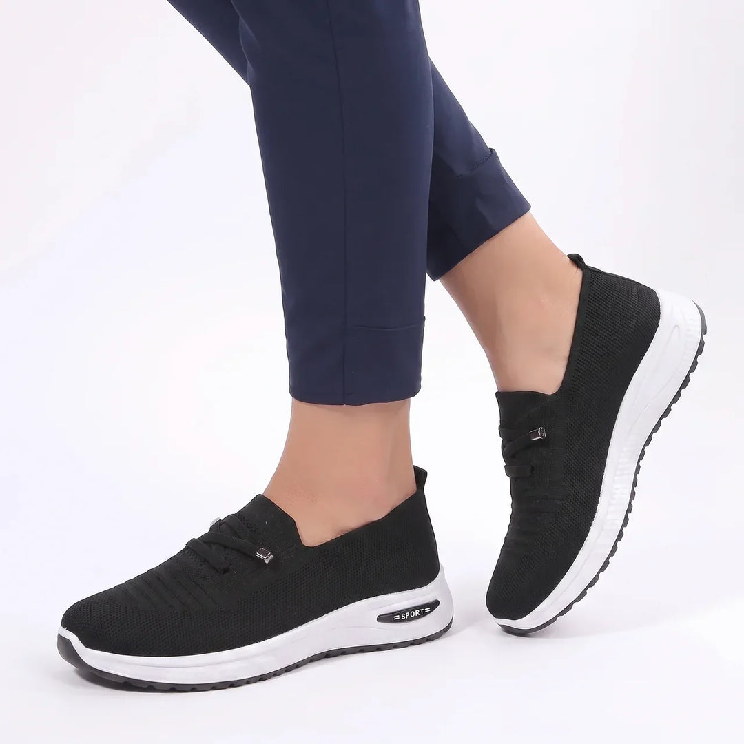 Dame slip-on komfortsko med ekstra bred tåboks. Perfekte sneakers for reise, fritid og hverdag.