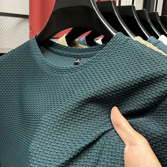 Myk sommer t-skjorte for menn. Kortermet og lettvekt, perfekt for fritid og solfylte dager.