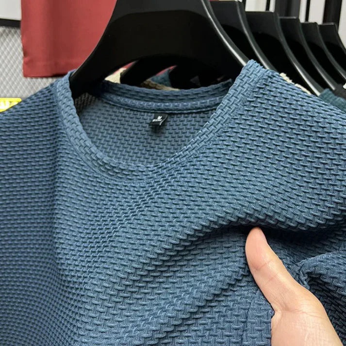 Aktiv mann i kortermet sport t-skjorte. Ergonomisk design for bevegelse og pustende komfort.