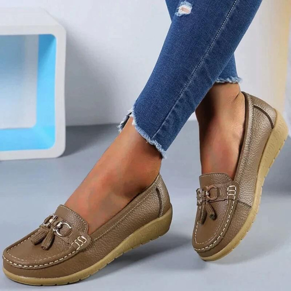 Tidløse retro kilehæl loafers i rød. Komfortable damesko med elegant design for hverdag og fritid.