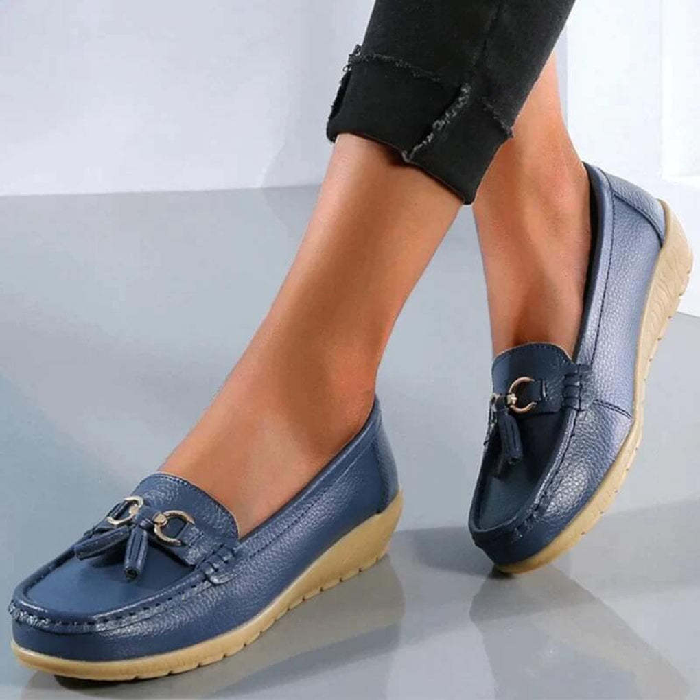 Røde stilige retro kilehæl loafers. Komfortable slip-on damesko, ideelle for en elegant hverdag.