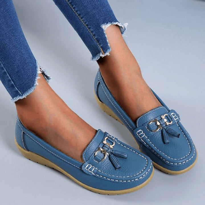 Elegante retro dame loafers med kilehæl i brun. Tidløse slip-on sko for hverdagskomfort.