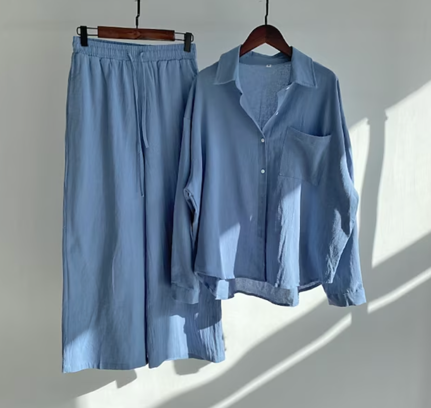 Detalj av mykt, pustende stoff på det elegante dameklessettet.