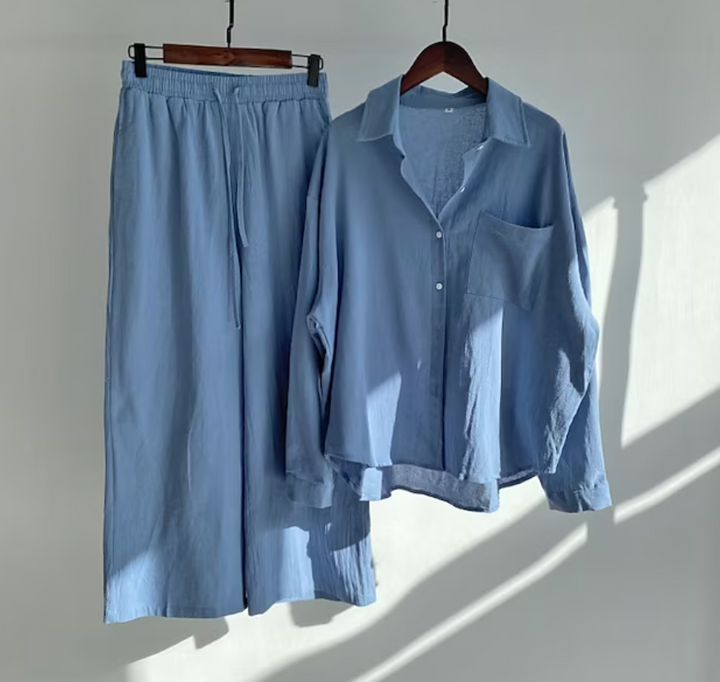 Detalj av mykt, pustende stoff på det elegante dameklessettet.