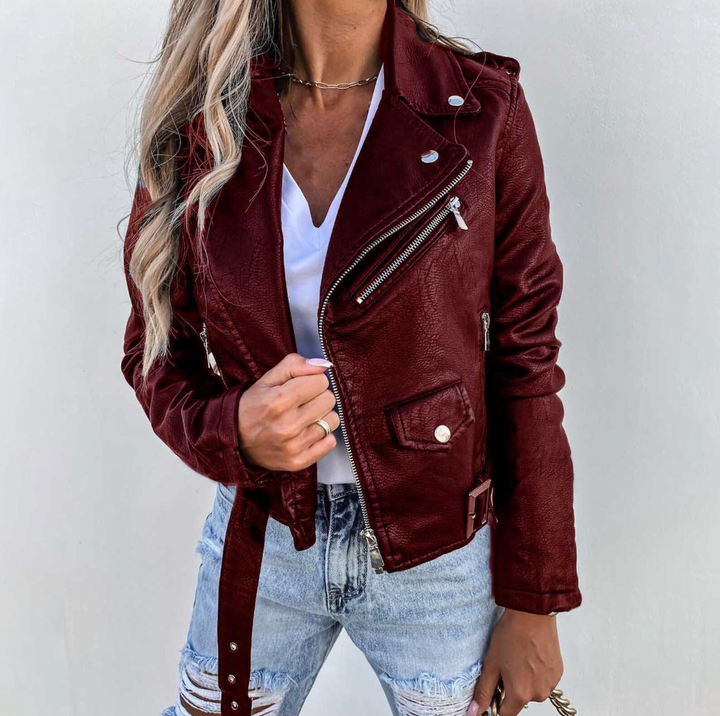 Stilfull damejakke i skinn med slank passform. Tidløs og elegant, ideell for hverdagsbruk og kvinneklær.
