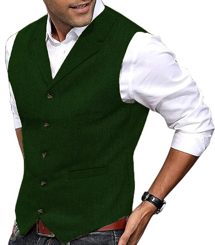 Menns klassiske vest stylet casual med jeans og skjorte, perfekt for en komfortabel og moderne hverdagslook.