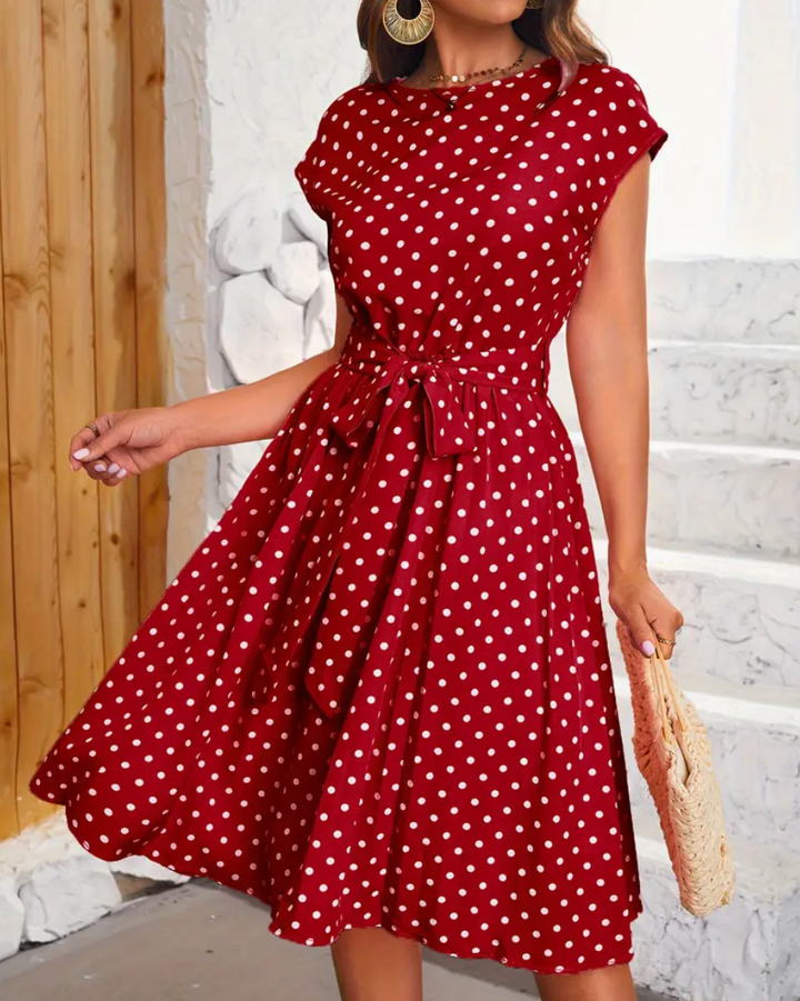 Elegant retro polka dot kjole for kvinner, perfekt som sommerkjole og vårkjole med vintage stil.
