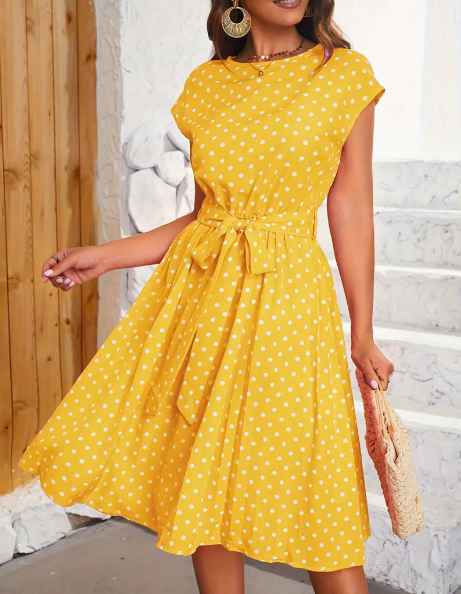 Stilig prikkekjole med retro chic design, ideell som vårkjole, sommerkjole eller elegant festkjole.