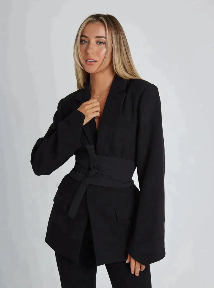 Klassisk dameblazer med belte, allsidig yttertøy for en elegant og profesjonell look.