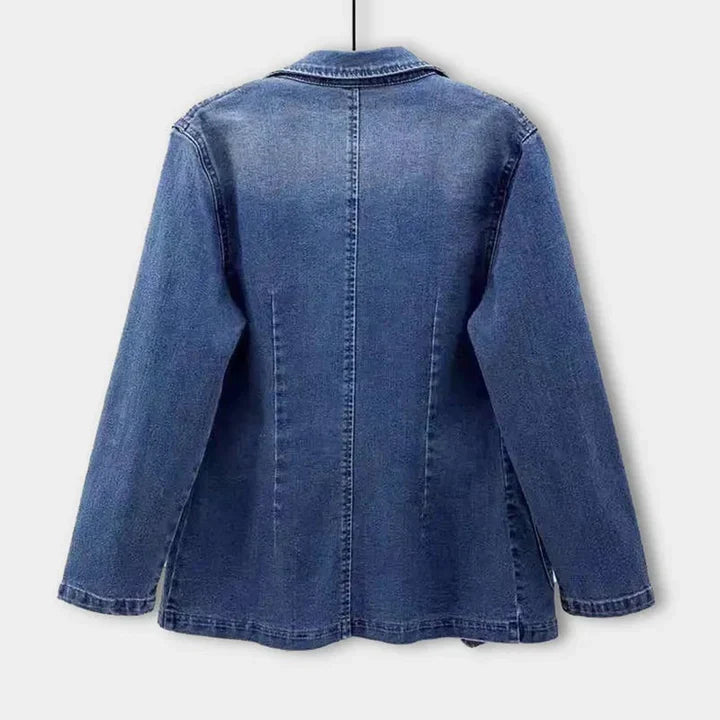 Allsidig blå dameblazer, ideell for elegant hverdagsbruk vår og høst. Komfortabel jakke i moteriktig snitt.