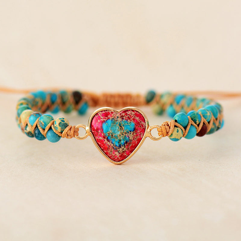 Bohemsk natursteinarmbånd med hjerter. Trendy tilbehør for dame. Rødt, grønt og lilla.