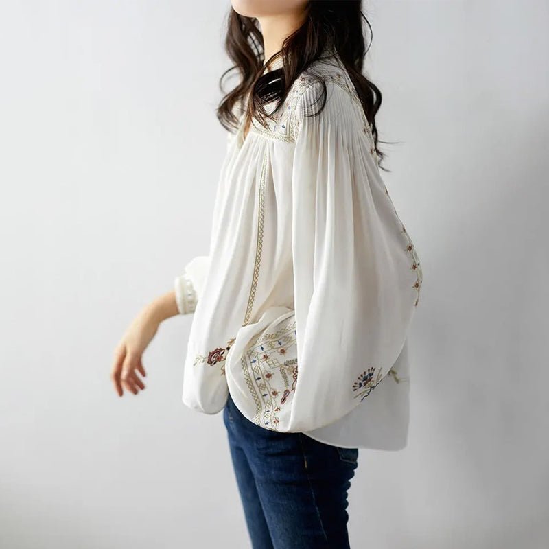 Elegant vid damebluse med broderte blomsterdetaljer og en trendy stående krage, polyester.