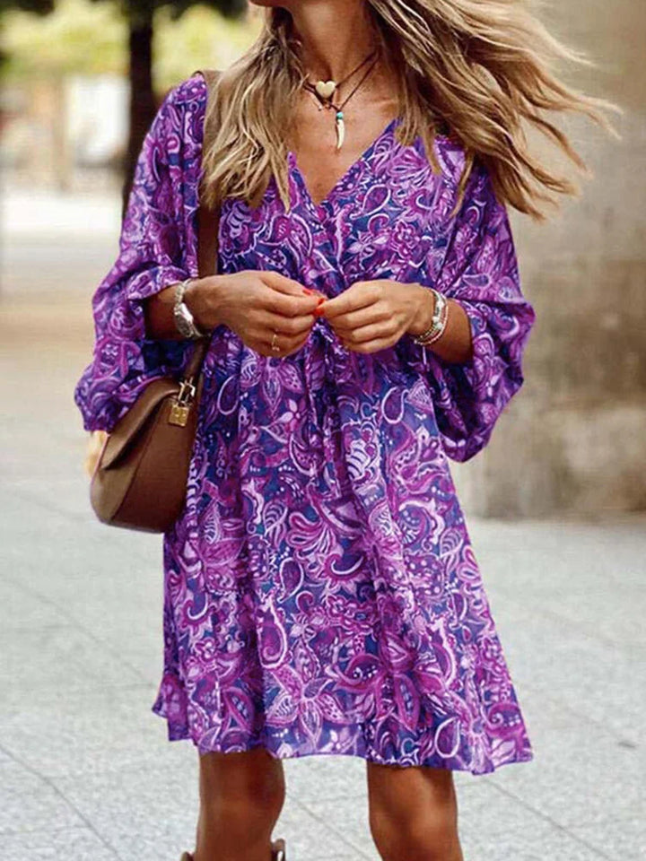 Boho damekjole med V-hals, lett stoff og sommerlig mønster, perfekt for solfylte dager.