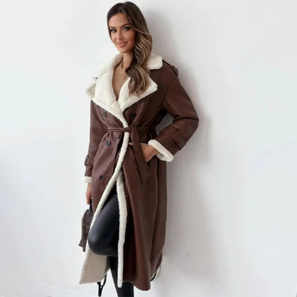 Stilig lang vinterfrakk med knapper som gir en elegant look. Komfortabel og varm damekåpe, perfekt vintermote.