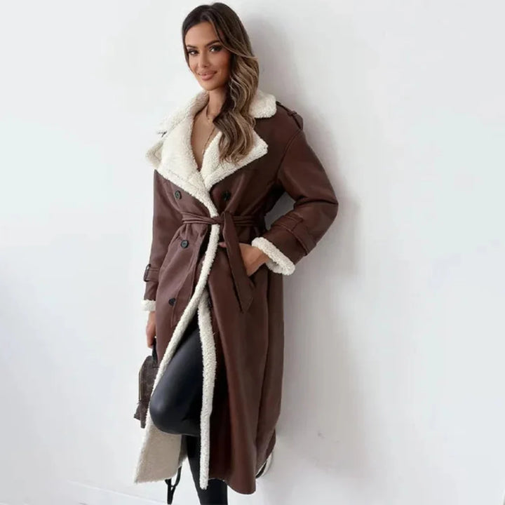Stilig lang vinterfrakk med knapper som gir en elegant look. Komfortabel og varm damekåpe, perfekt vintermote.