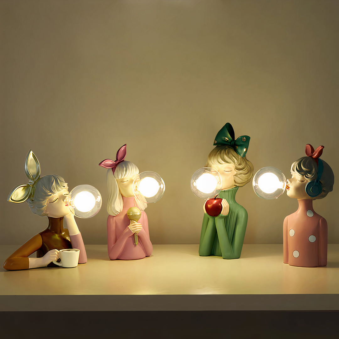 Elegant designlampe for stuen. Håndlaget bordlampe som gir et mykt og dekorativt lys.