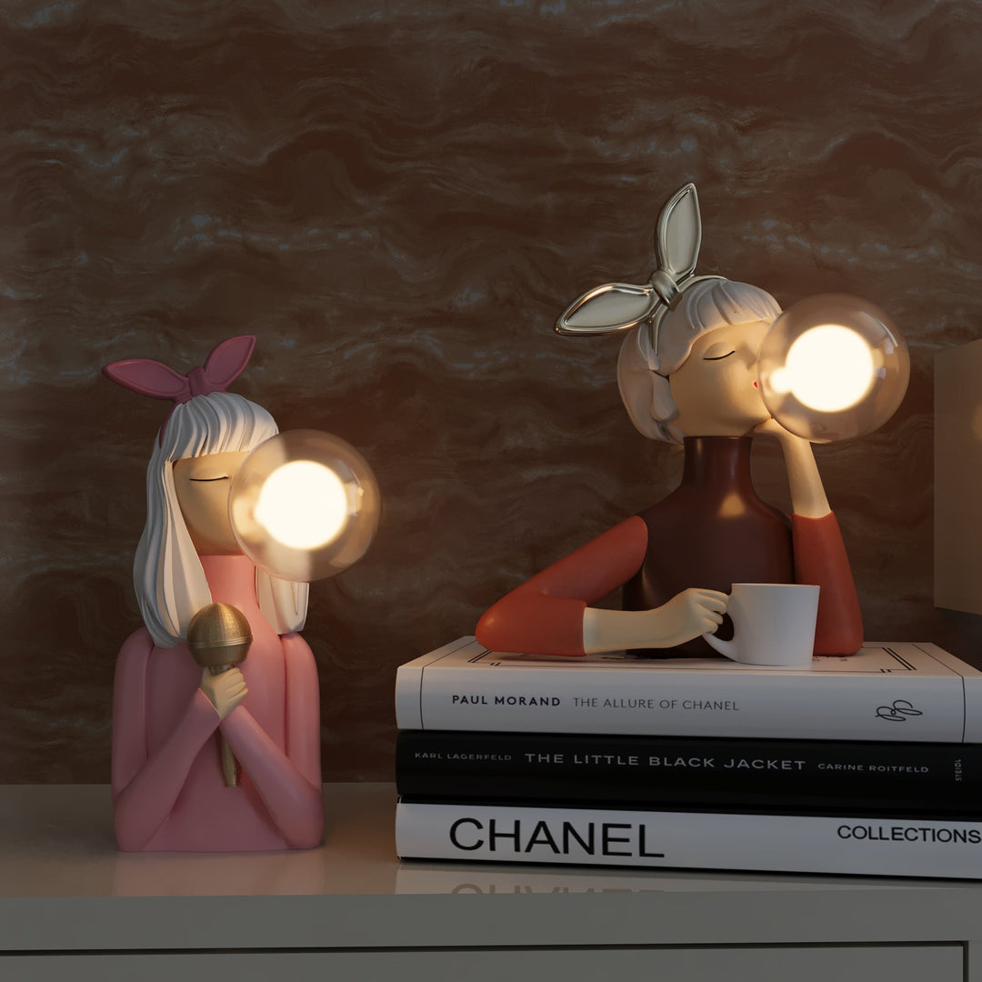 Funksjonell og dekorativ bordlampe, håndlaget med unik stil. Gir effektiv og stemningsfull belysning.