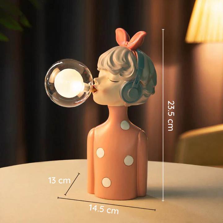 Håndverksmessig bordlampe, unik i sitt design. Skaper en varm og personlig atmosfære i hjemmet.