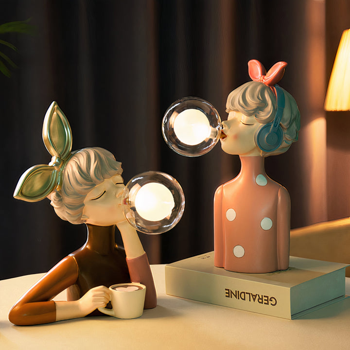 Moderne håndlaget bordlampe for stue og interiør. Skaper en unik og innbydende atmosfære.