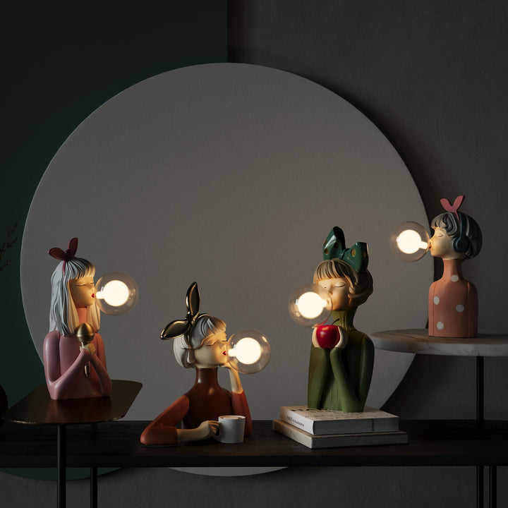 Bordlampe med spennende design, håndlaget og unik. Ideell for stemningsfull belysning.